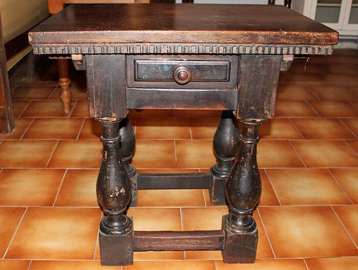 Tavolino in stile rinascimentale